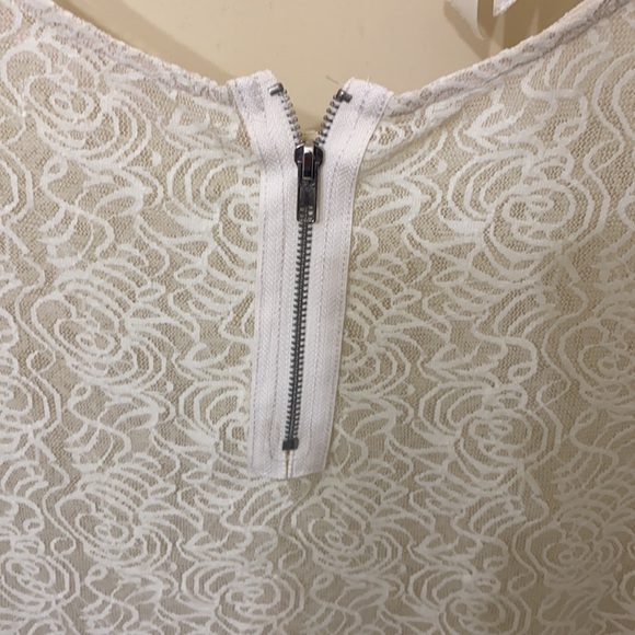 Beautiful top - Picture 3 of 4